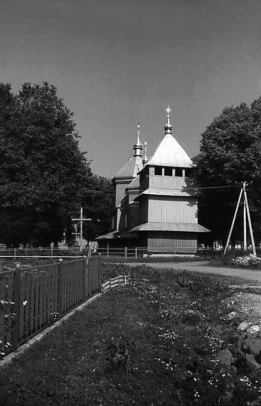 1993 р. Дзвіниця та церква. Вигляд із…