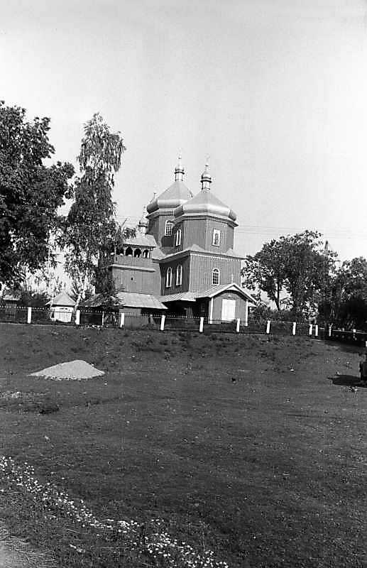 1993 р. Дзвіниця і церква. Вигляд з…