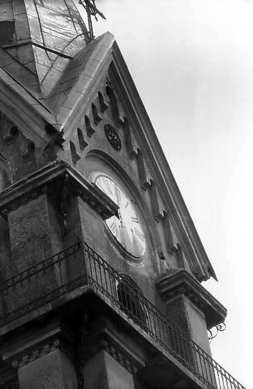 Фронтон з годинником