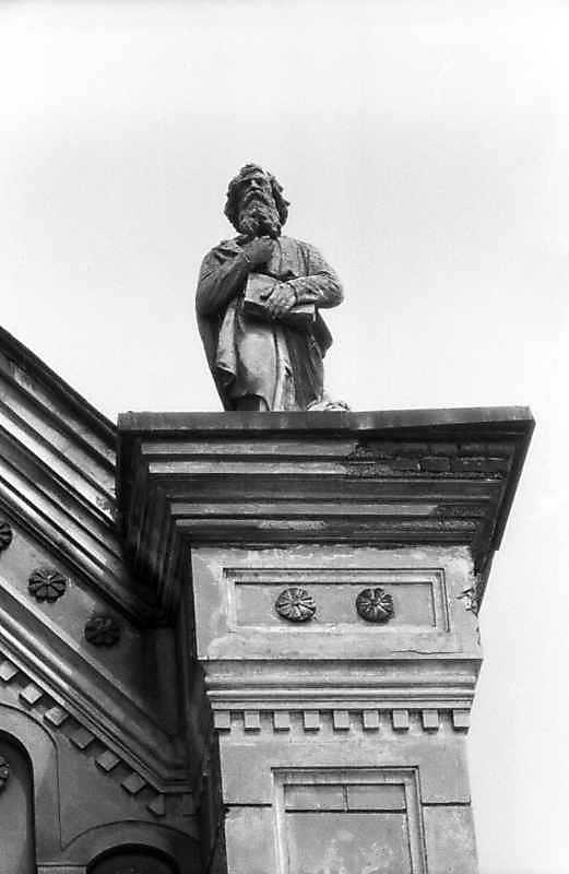 Скульптура апостола