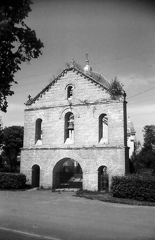 1993 р. Дзвіниця на тлі церкви. Вигляд…