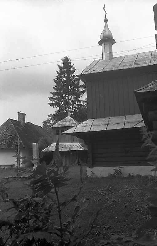 1993 р. Дзвіниця та вівтар церкви.…