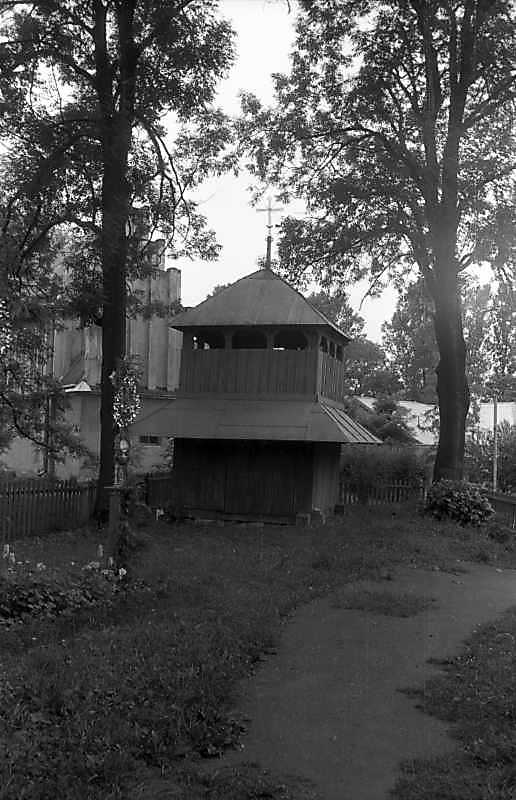 1993 р. Дзвіниця на тлі костелу.…