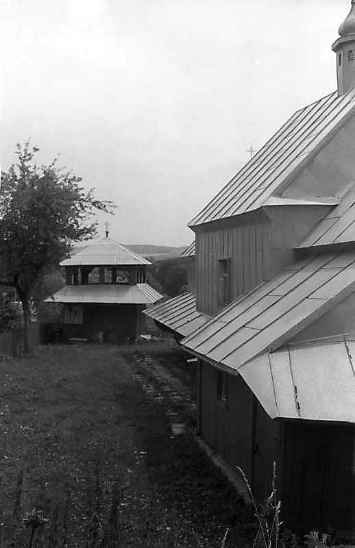 1993 р. Дзвіниця і фрагмент церкви.…