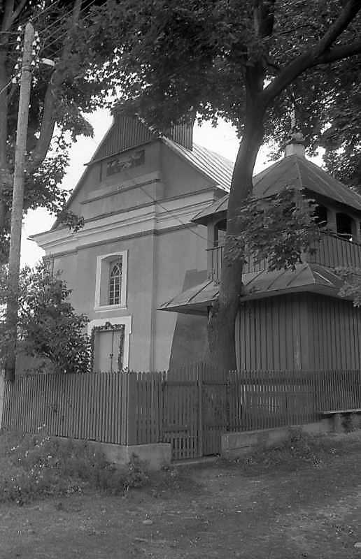 1993 р. Чільний фасад церкви та…