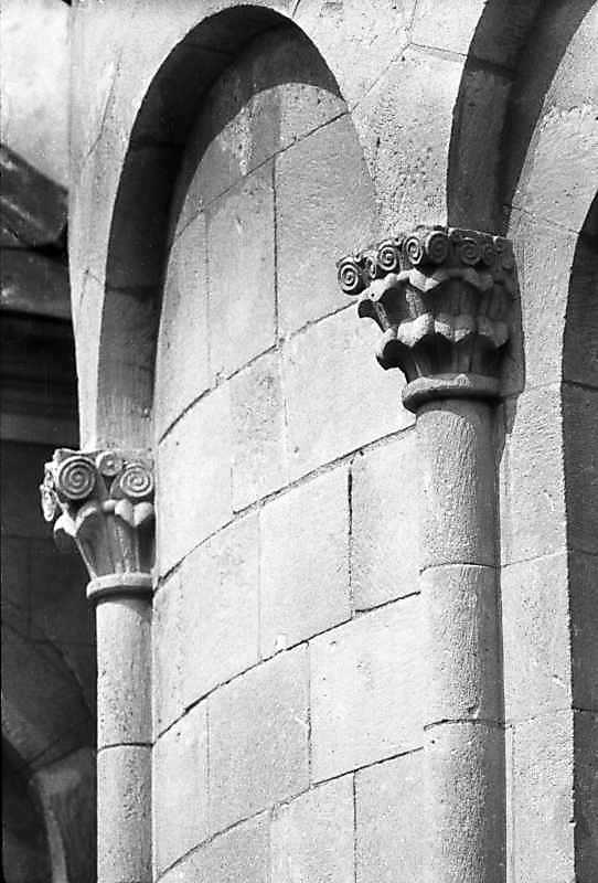 Капітелі півколонок 1 – 2