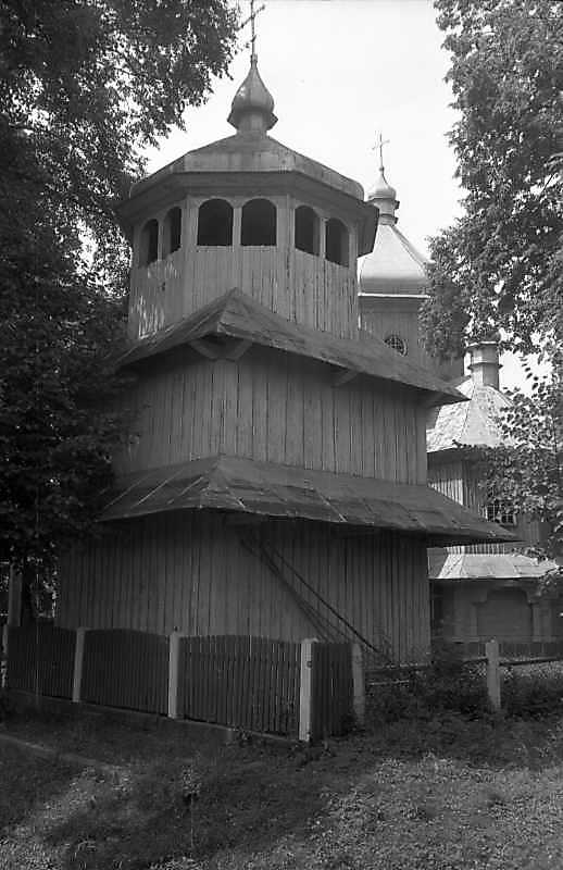 1993 р. Дзвіниця на тлі церкви. Вигляд…