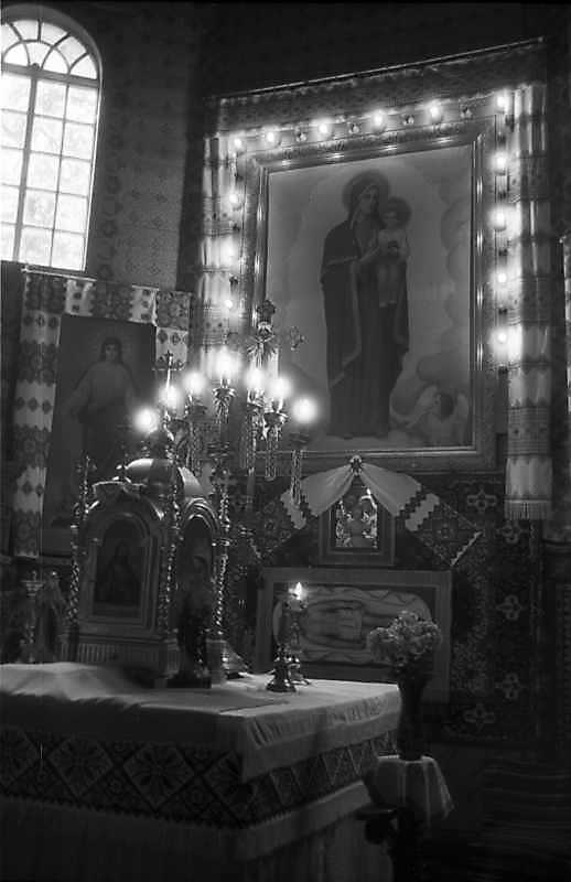 1993 р. Інтер’єр церкви з видом на…