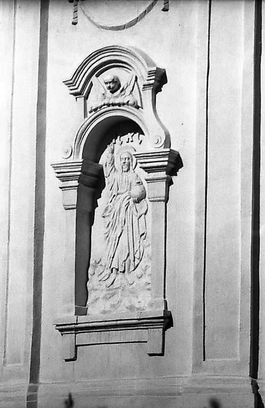 Ніша 1-го ярусу з рельєфом