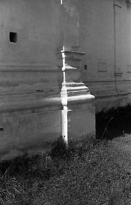 1993 р. Цоколь пілястри…