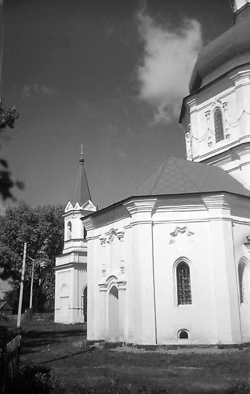 Дзвіниця та південне рамено церкви