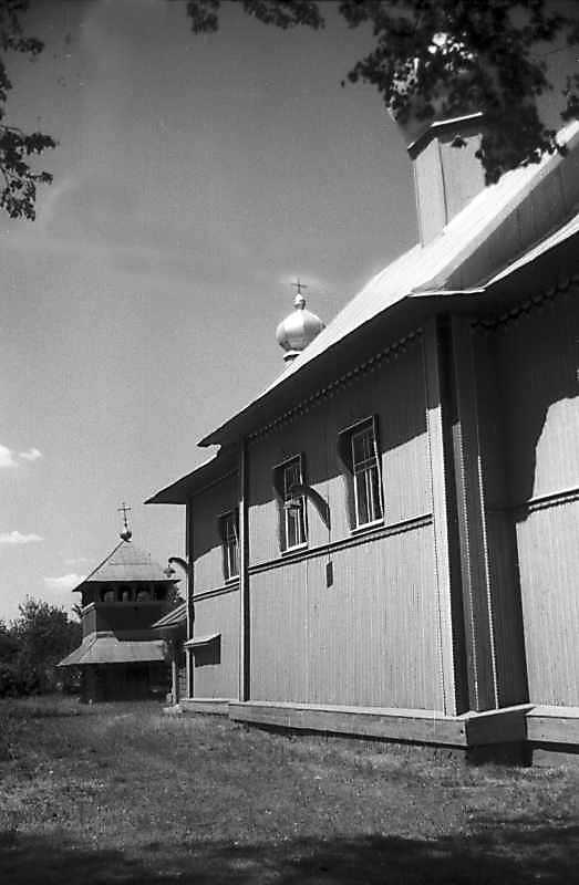 1994 р. Дзвіниця і церква. Вигляд з…