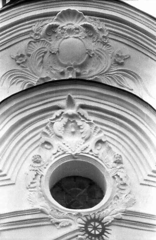 Картуш та люкарна на фронтоні