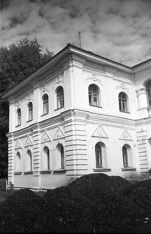 1994 р. Бічний фасад і фрагмент…