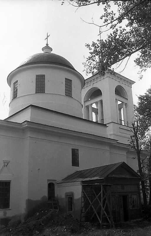 Нава і бабинець з дзвіницею