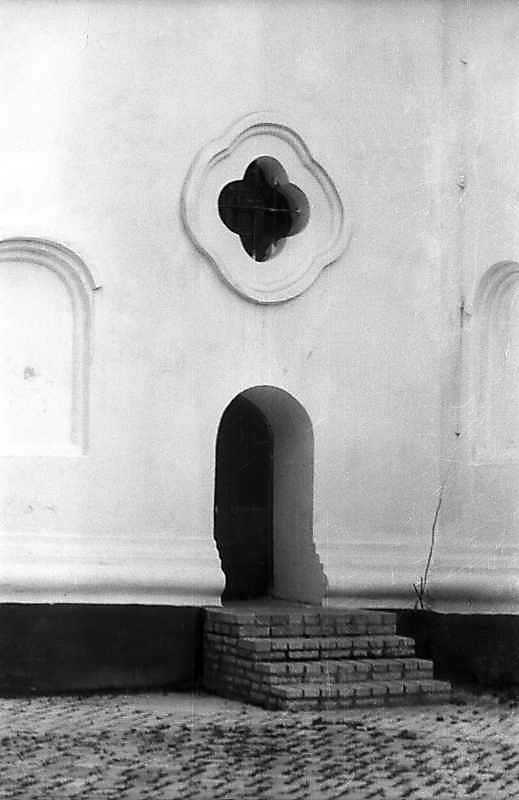 Вікно-квадрифолій та двері