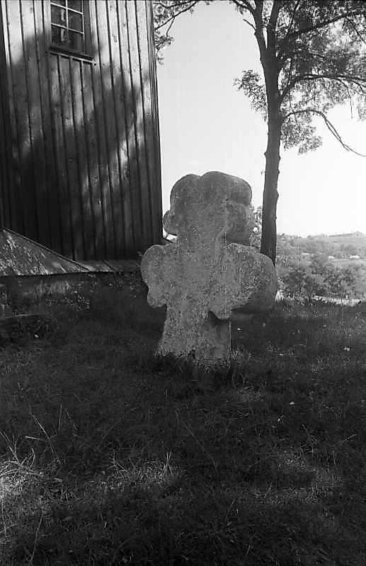 1995 р. Хрест біля церкви