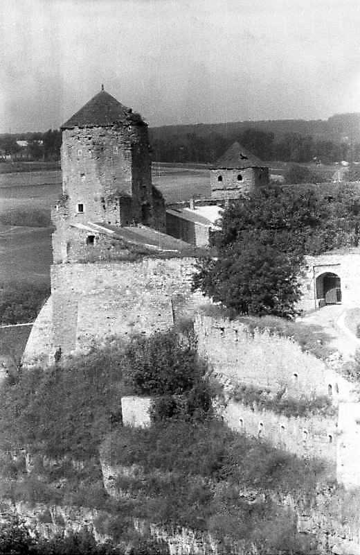 Башти Папська, Ковпак та брама