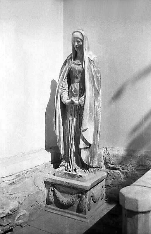 Невідома мені скульптура, стояла біля…