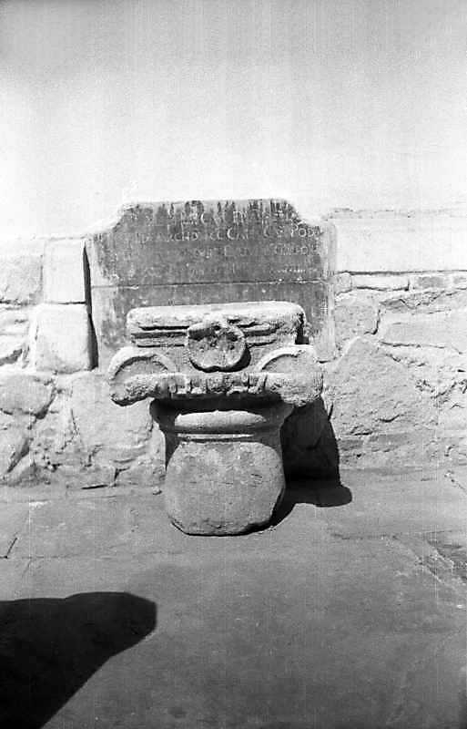 Надгробна плита, вмонтована у вівтар…