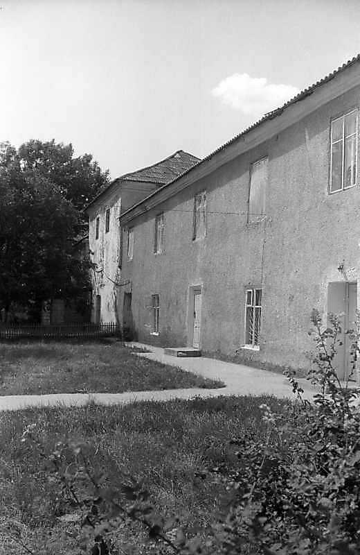 1995 р. Південний фасад східного…