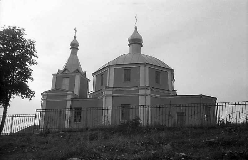 Церква Покрови заснована в 1706 р. в центрі села. В 1730-х рр. збудована нова… Церква Покрови