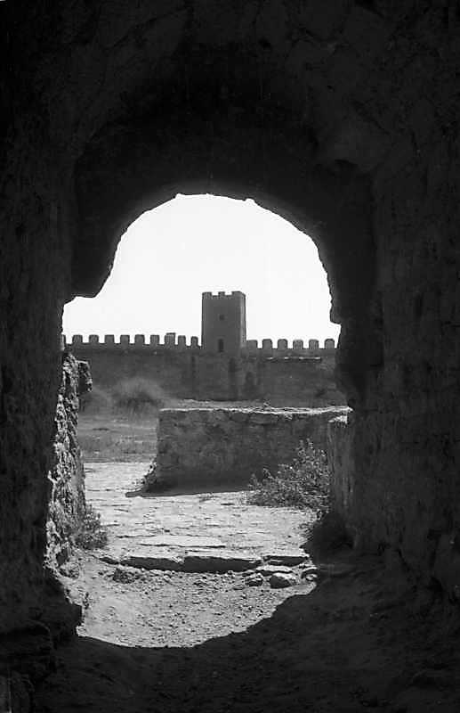 1995 р. Вид на башту 22 крізь браму…