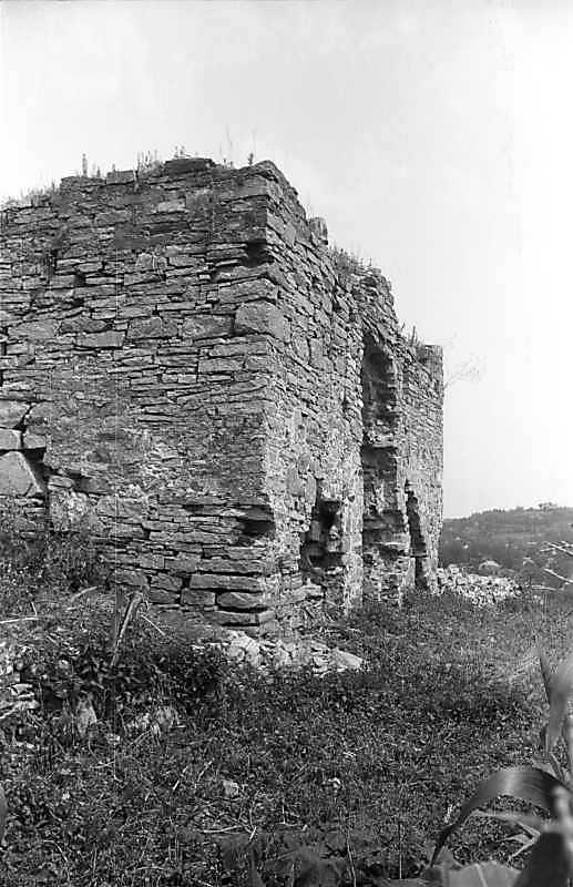 1996 р. Надбрамна башта. Вигляд з боку…