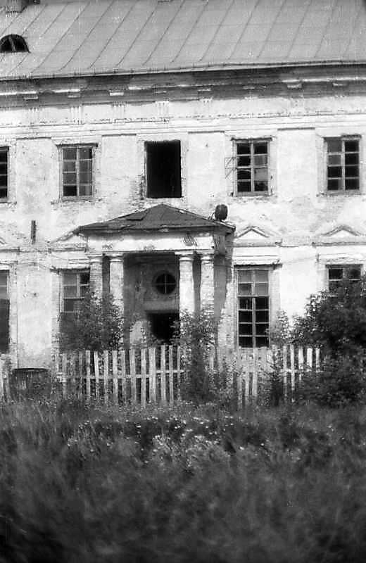 1996 р. Бічний ґанок. Вигляд з…