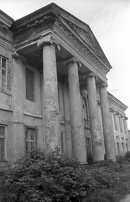 1996 р. Портик тилового фасаду. Вигляд…