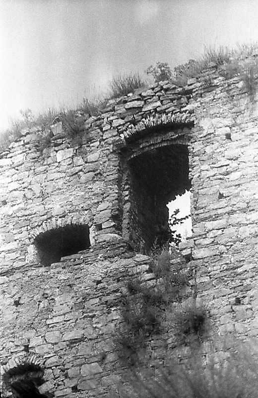 Бійниця та вікно верхнього ярусу