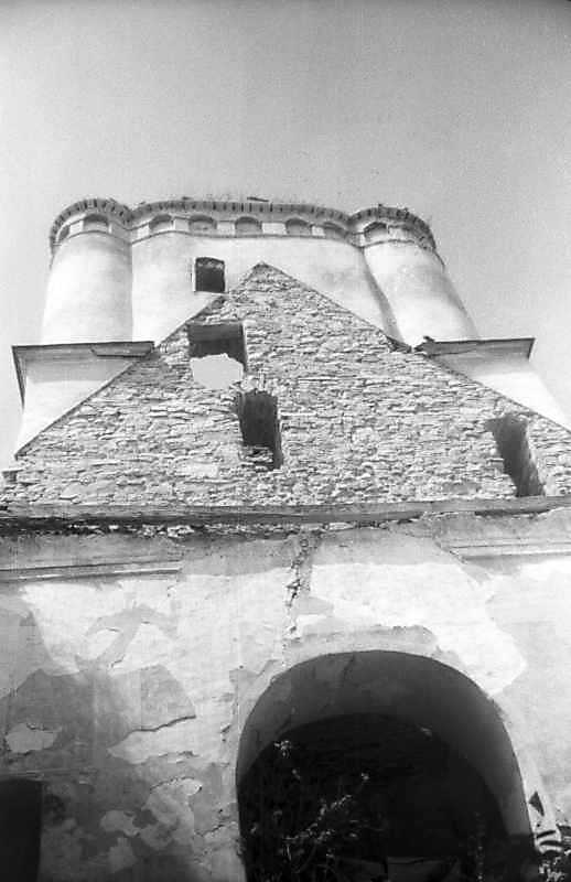 1996 р. Інтер’єр нави з видом на башту