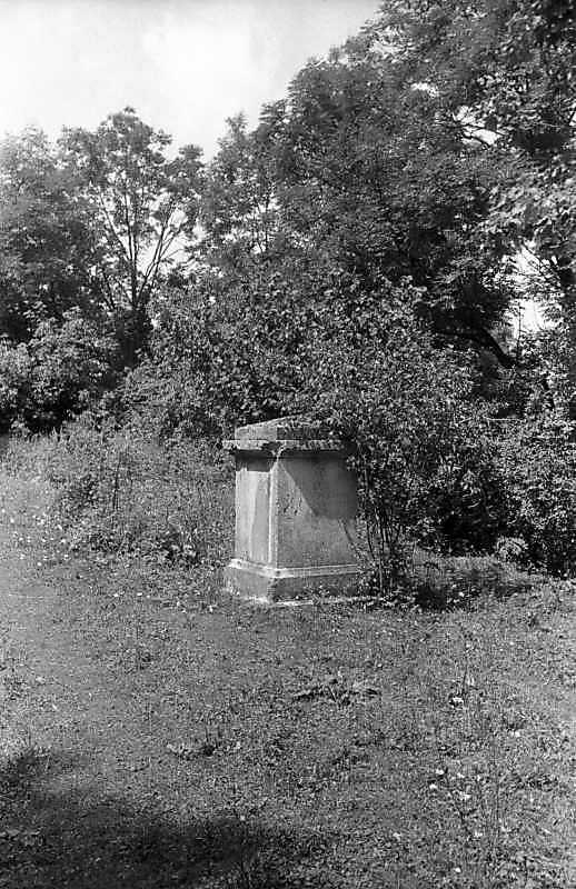 1996 р. Постамент біля костелу