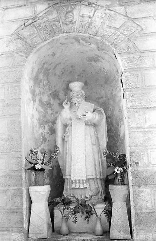 1996 р. Скульптура св. Миколи в ніші