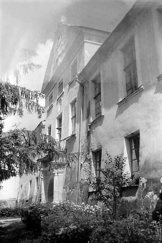 1996 р. Головний фасад у ракурсі.…