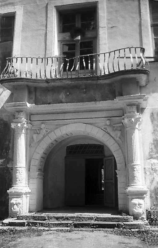 1996 р. Портал головного фасаду.…