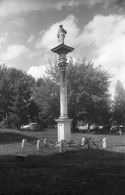 1996 р. Колона перед головним фасадом…