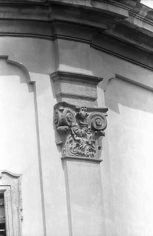 Ліпна капітель пілястри вівтаря