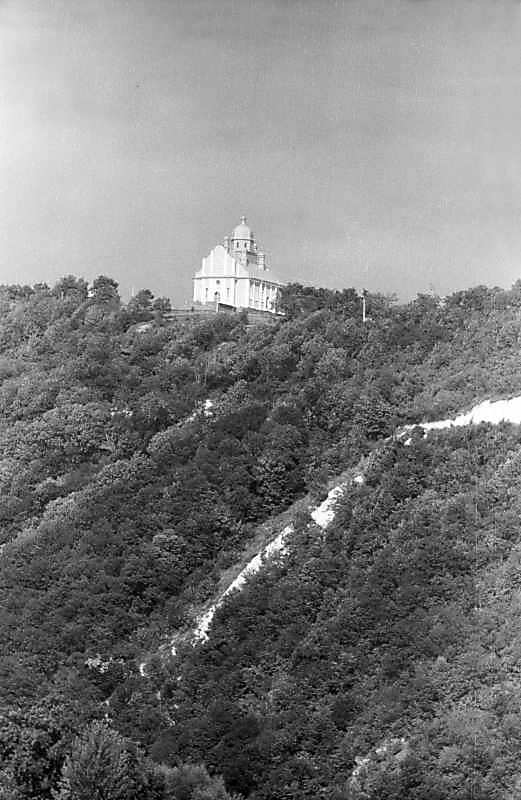 Церква над схилом Дністра