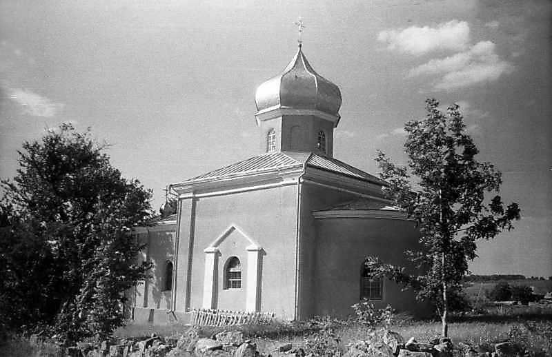 Церква Успіння збудована в 1728 р. – дерев’яна триверха споруда. Парафія… Церква Успіння