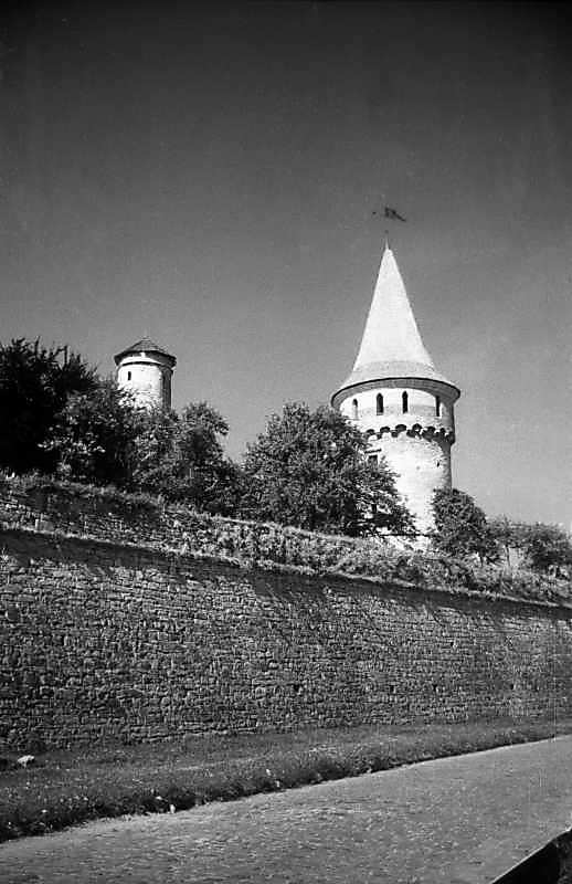 1996 р. Стіна північного двору і башти…