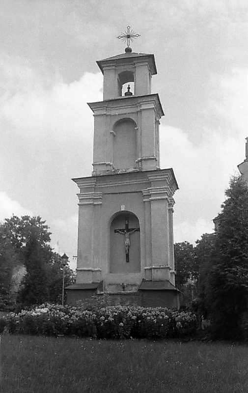 1997 р. Пам’ятник біля костелу