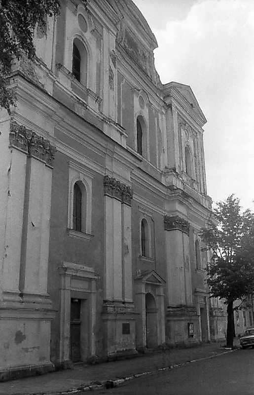 1997 р. Головний фасад у ракурсі