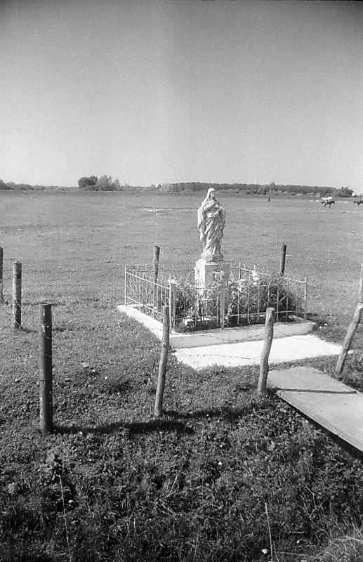 1997 р. Фігура Божої матері на…