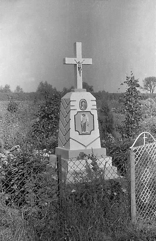 1997 р. Хрест на вході до села з боку…