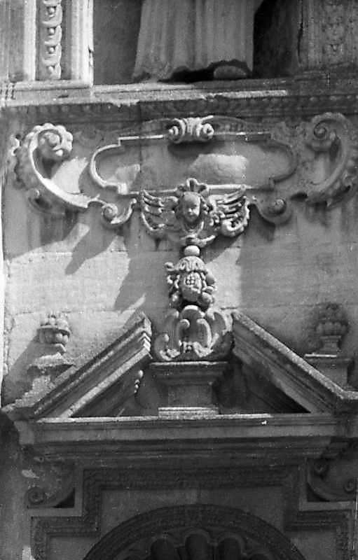 Фронтон і картуш 2-го ярусу