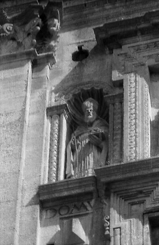 Постать єпископа в лівій ніші