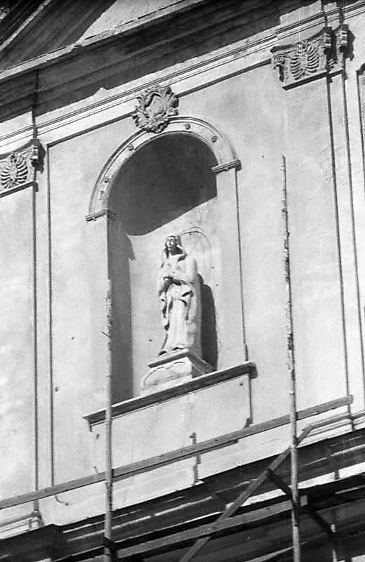 Ніша з фігурою богородиці