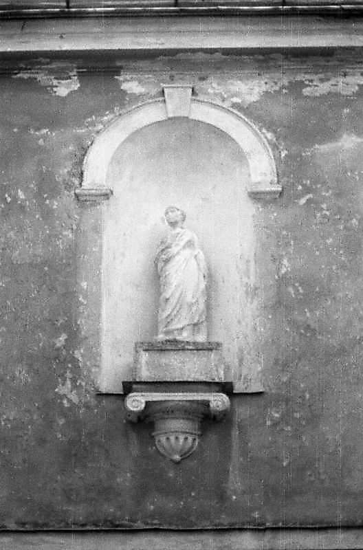 1997 р. Ніша зі скульптурою (2-й поверх)