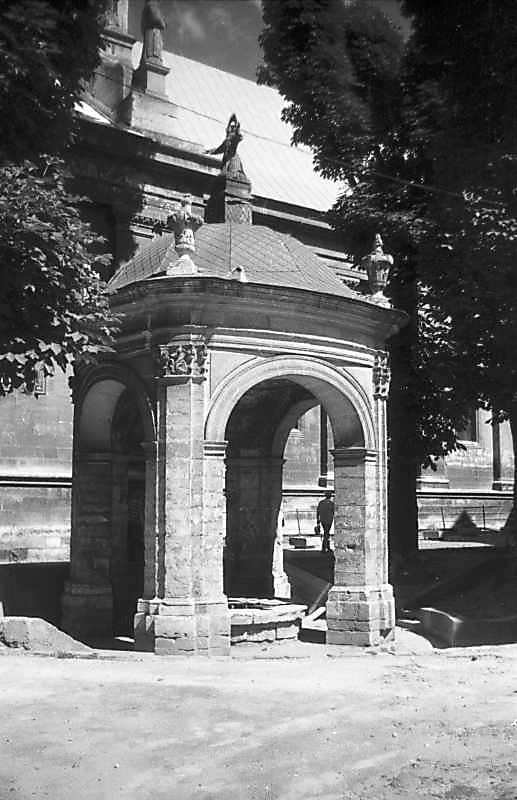 Ротонда над криницею